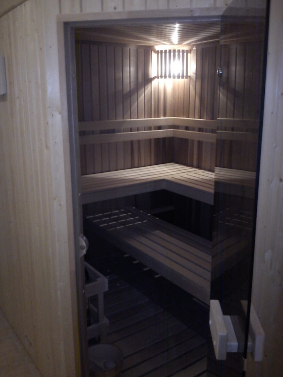 Interiér veřejné sauny červený cedr