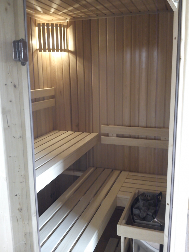 interiér finské sauny červený cedr