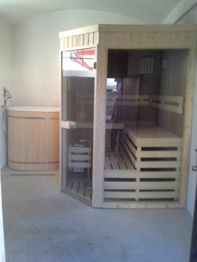 Prosklená finská sauna na míru. Domácí finská sauna, výroba sauny do bývalé stodoly. 