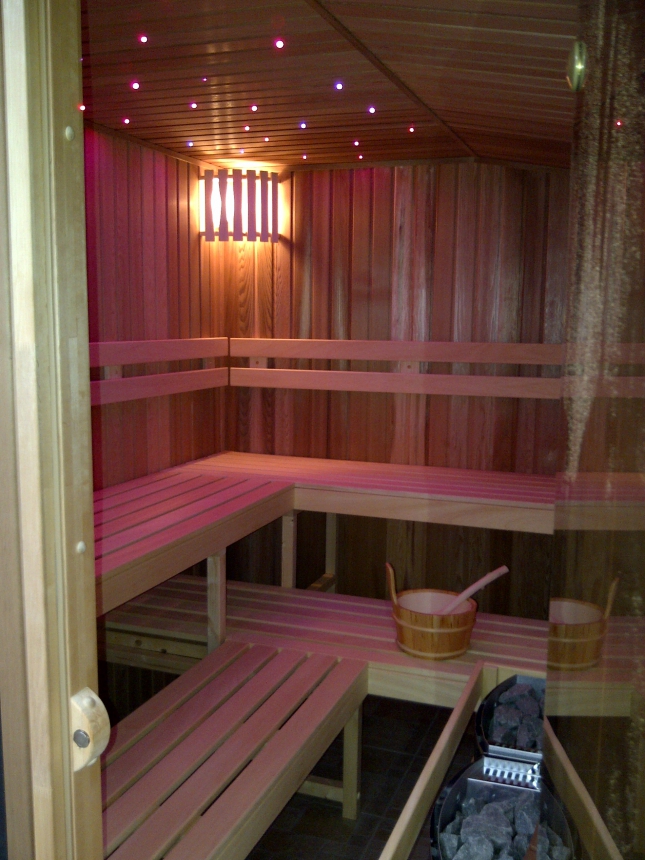 interiér finské sauny z červeného cedru