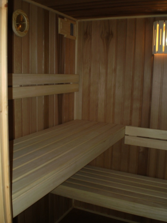 domácí finská sauna na míru z červeného cedru
