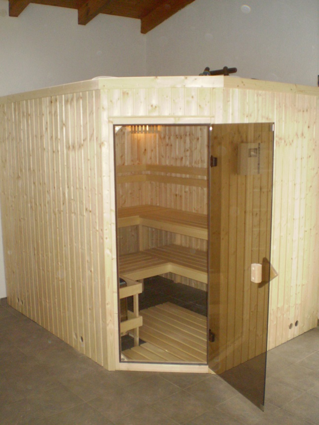 rohová finská sauna pro 3 osoby výroba na zakázku. Rohová finská sauna s odsouvací spodní lavičkou ve tvaru L