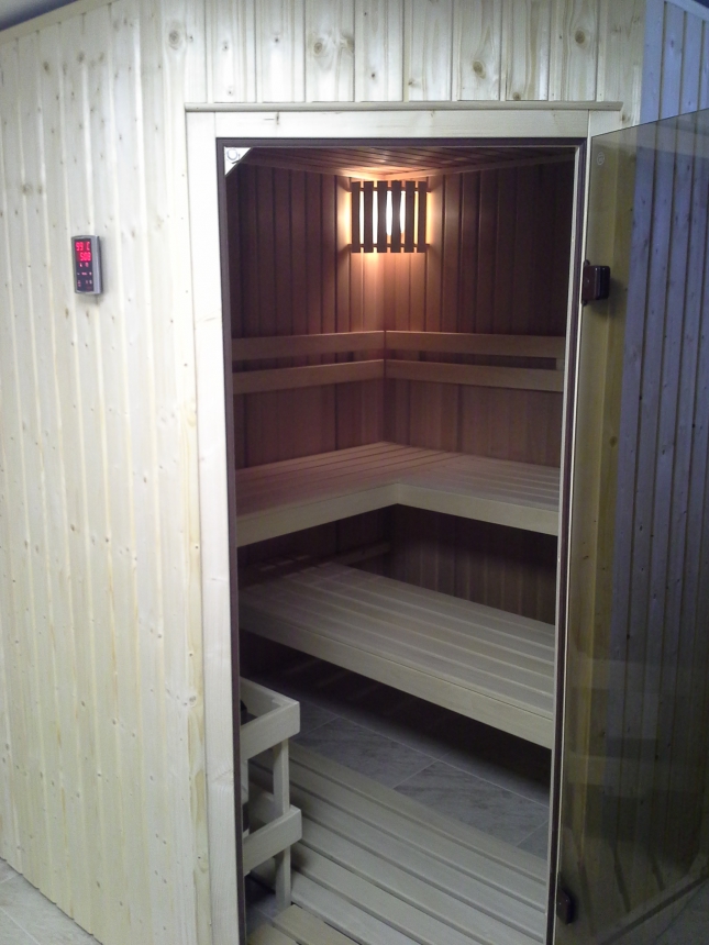 interiér finské sauny na klíč z červeného  cedru  se spodní zásuvnou lavičkou