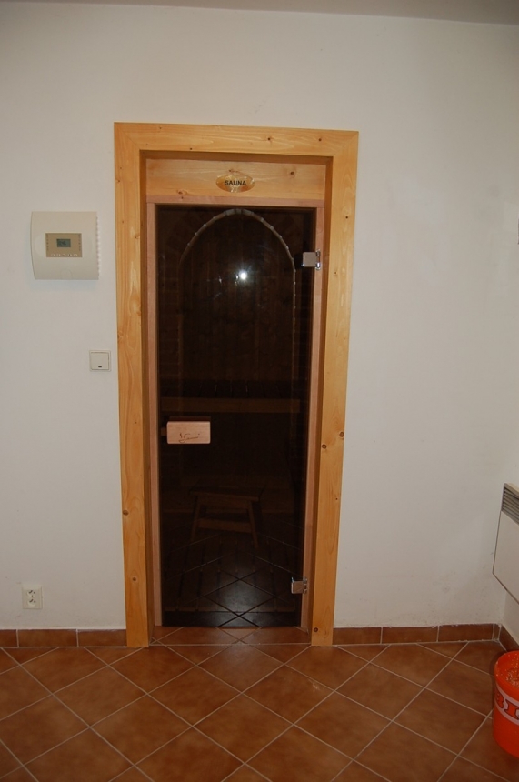 vstup do vestavěné sauny na klíč v rodinném domě